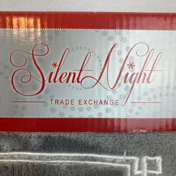 Plush throw with initial C 50”x 60” gray NIB - Picture 4 of 6